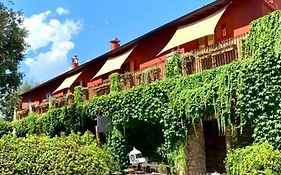 Casette Rosse Nel Borgo Medievale Di Fossanova